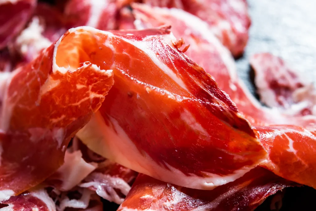 Cortijo Monzón - primer-plano-de-una-loncha-de-jamon-iberico-de-bellota